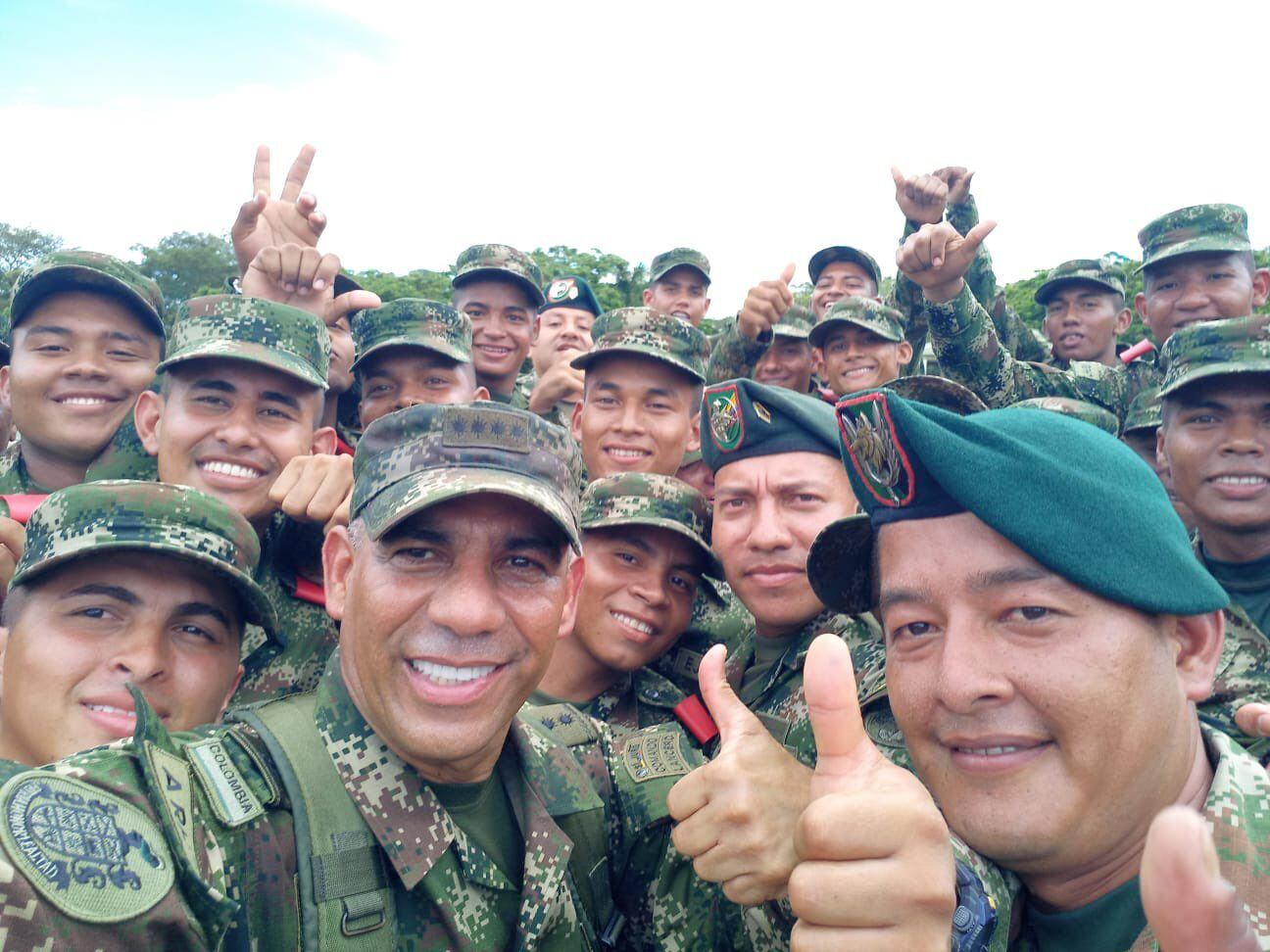 Ex comandante del Ejército Eduardo Zapateiro señaló que no cree en la cifra de falsos positivos- Imagen de referencia (Zapateiro, junto a soldados)