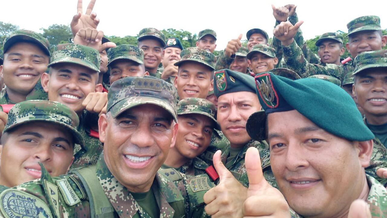 Ex comandante del Ejército Eduardo Zapateiro señaló que no cree en la cifra de falsos positivos- Imagen de referencia (Zapateiro, junto a soldados)