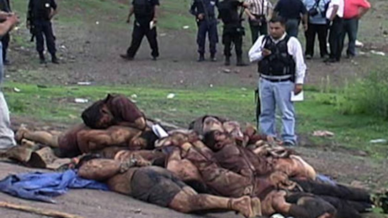 En julio, como retaliación por la captura de uno de sus lugartenientes, el cartel de la Familia se ensañó contra la Policía federal. Esta imagen de los cuerpos de los agentes torturados y ejecutados le dio la vuelta al mundo. A la derecha, las imágenes de la televisión y la portada de la revista Proceso.