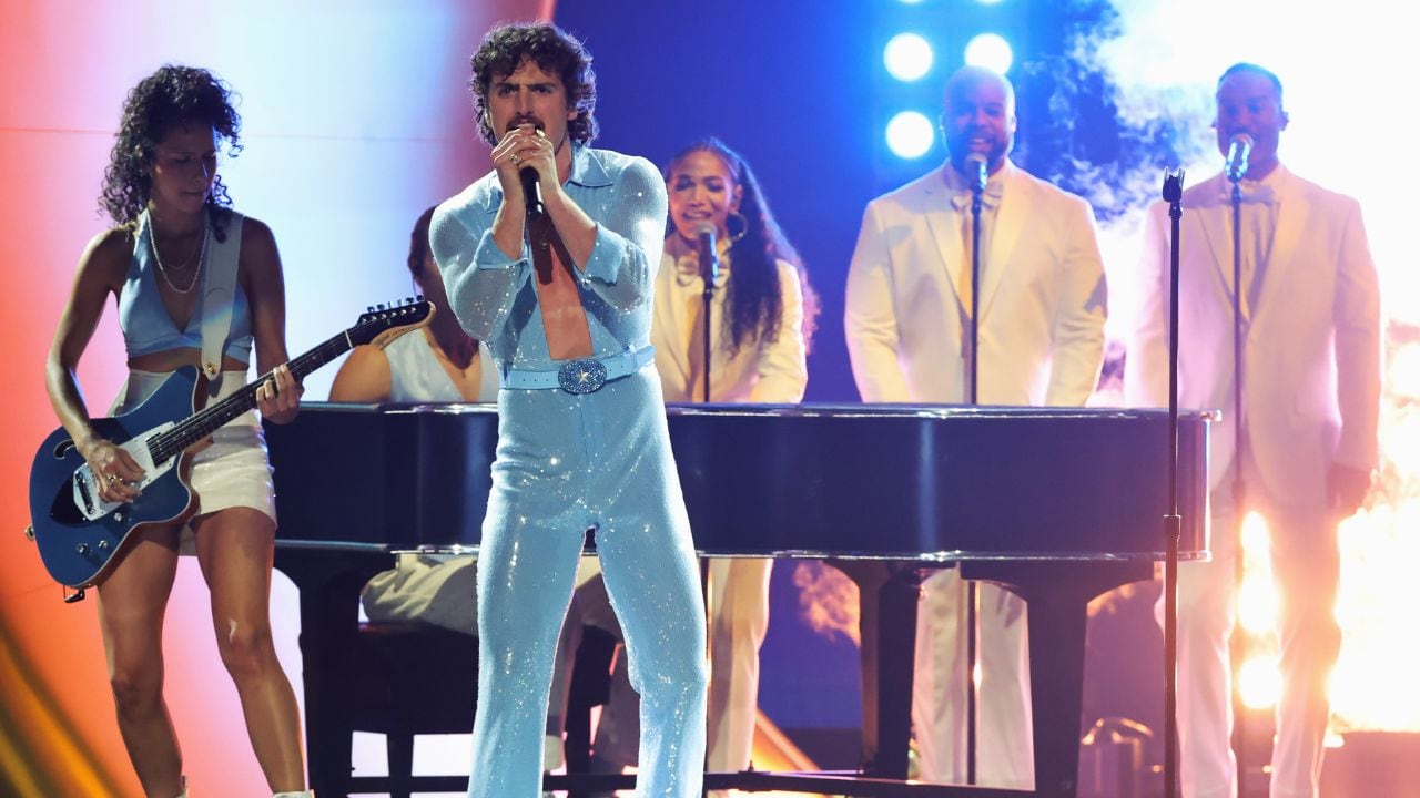 LOS ANGELES, CALIFORNIA - FEBRUARY 02: Benson Boone (2nd L) performs onstage during the 67th Annual GRAMMY Awards at Crypto.com Arena on February 02, 2025 in Los Angeles, California. (Photo by Kevin Winter/Getty Images for The Recording Academy)