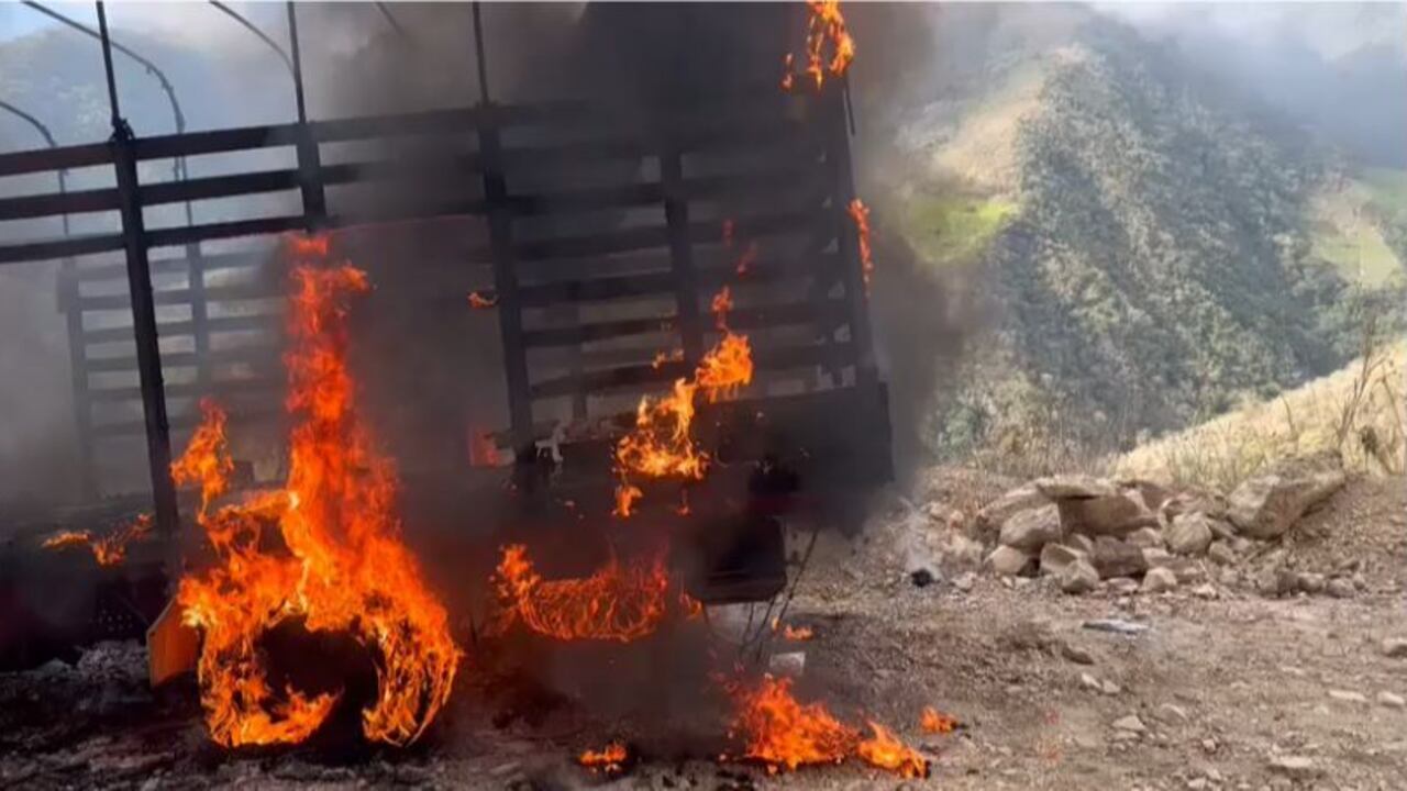 Soldados profesionales fueron secuestrados en Nariño y los presuntos responsables quemaron vehículos.