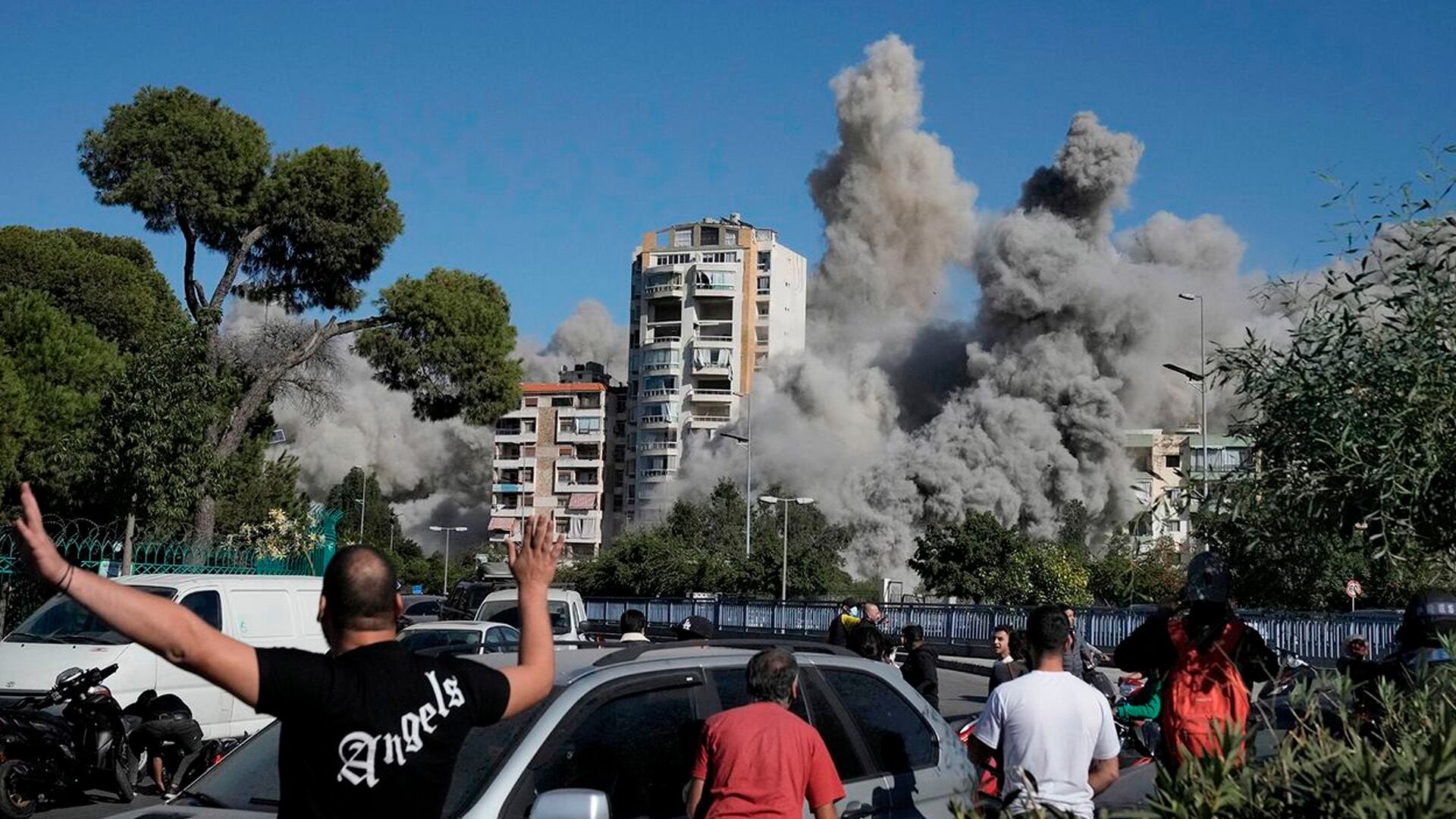 Los pasajeros en triciclos se desplazan por una carretera inundada por las fuertes lluvias el lunes 21 de octubre de 2024, en Yangon, Myanmar.