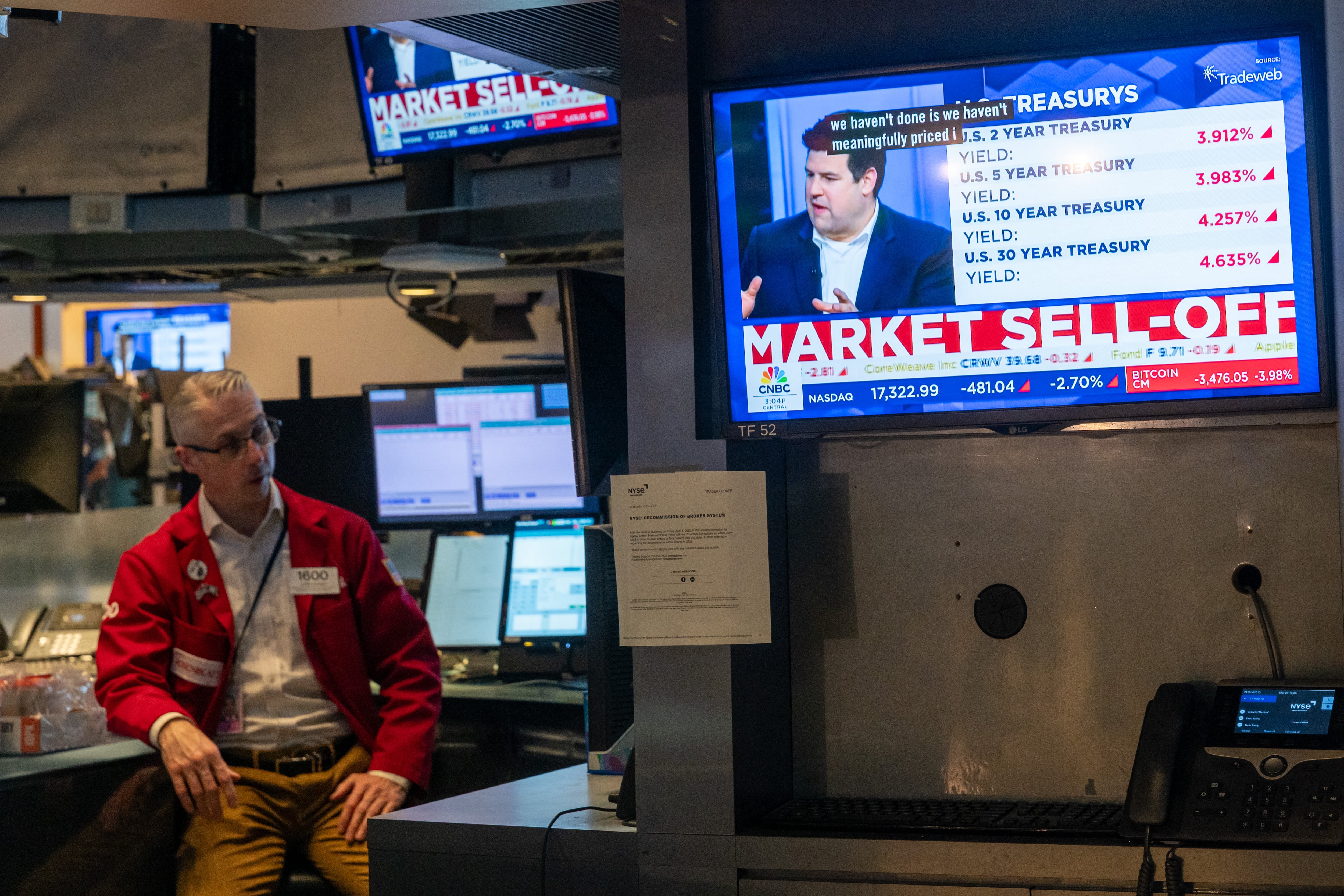 La inflación en Estados Unidos se ubicó en 2,4 % a marzo, una cifra menor  a la esperada por los analistas.

  Spencer Platt/Getty Images/AFP (Photo by SPENCER PLATT / GETTY IMAGES NORTH AMERICA / Getty Images via AFP)