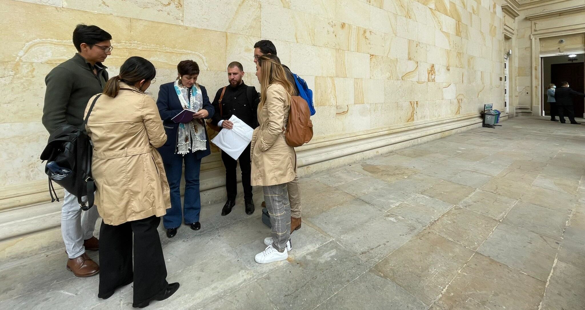 La congresista de la Alianza Verde, Carolina Giraldo, también despacha desde los pasillos del legislativo.