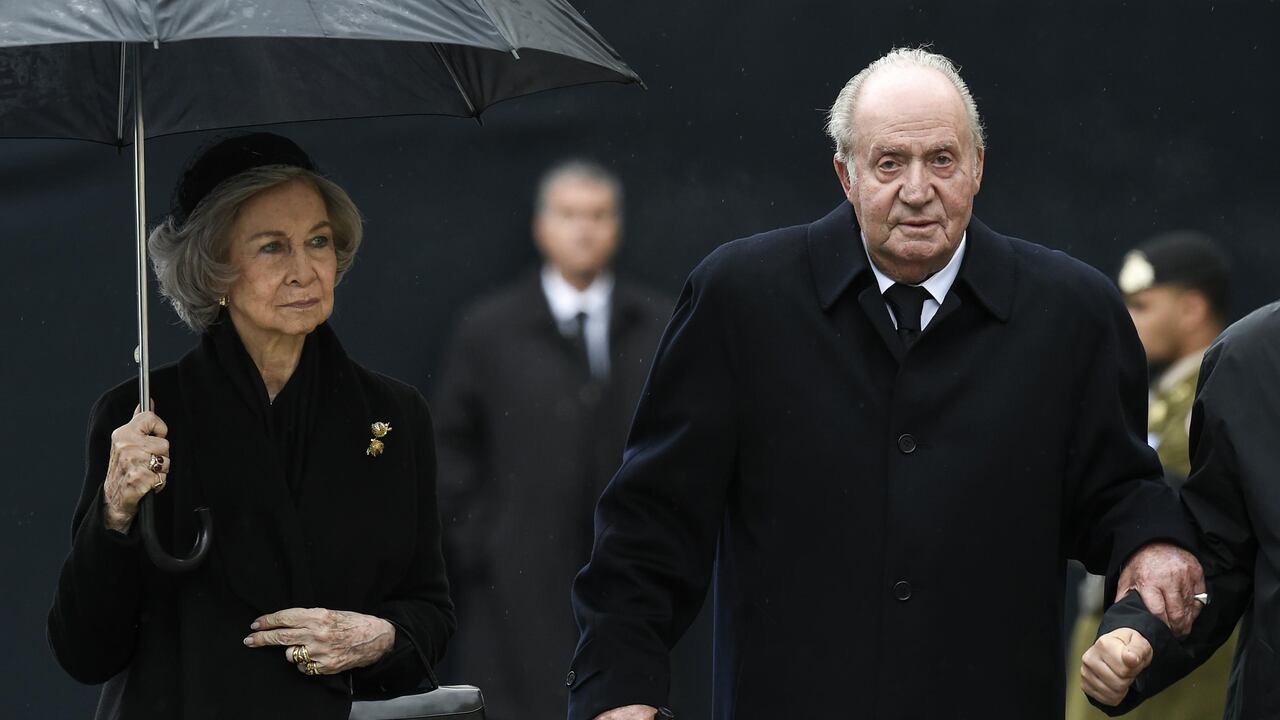 Juan Carlos habría tenido a sus hijos legítimos antes y después de su matrimonio con la reina Sofía.