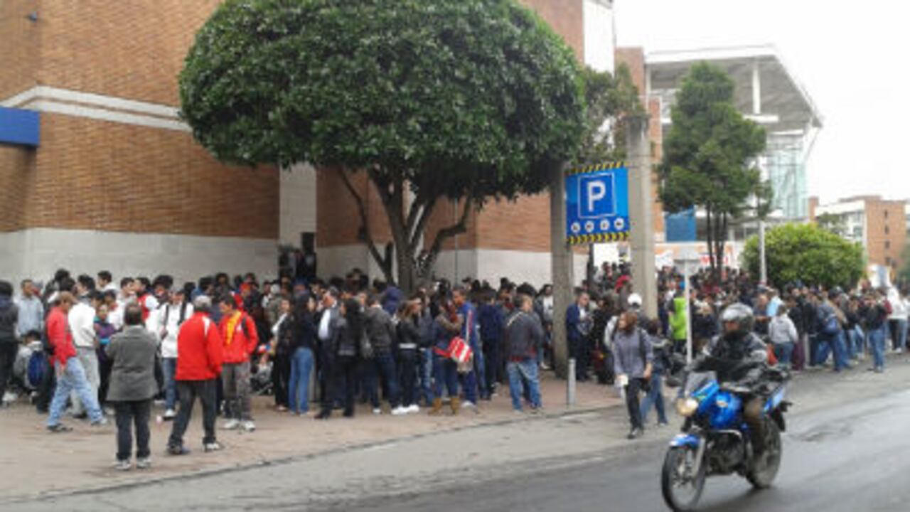 Una larga fila de seguidores de Santa Fe hacen fila ante un centro comercial en la búsqueda de la anhelada boleta.