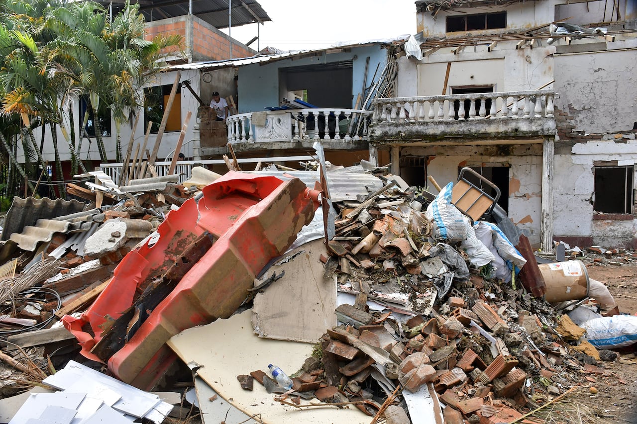 el Ministro de Defensa en compañía de la Gobernadora del Valle y alcaldía de Cali, hacen presencia en zona rural de Jamundí, en donde el pasado martes 10 de junio, se presentó un atentado. Fotos Raúl Palacios / El País.