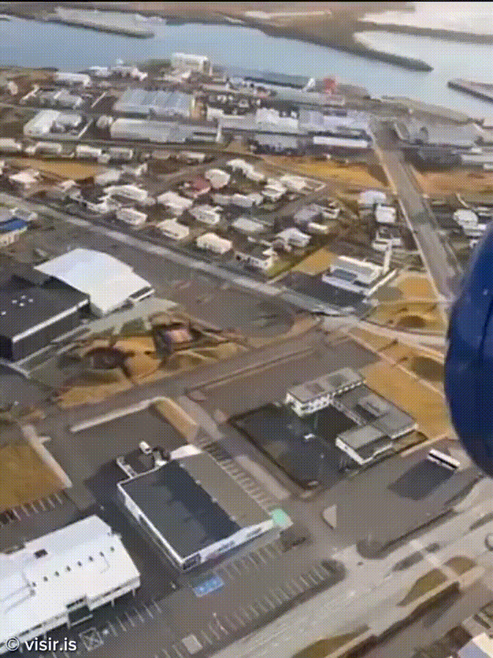 En Islandia, se ven grietas en el piso y se hace vapor saliendo de ellas.