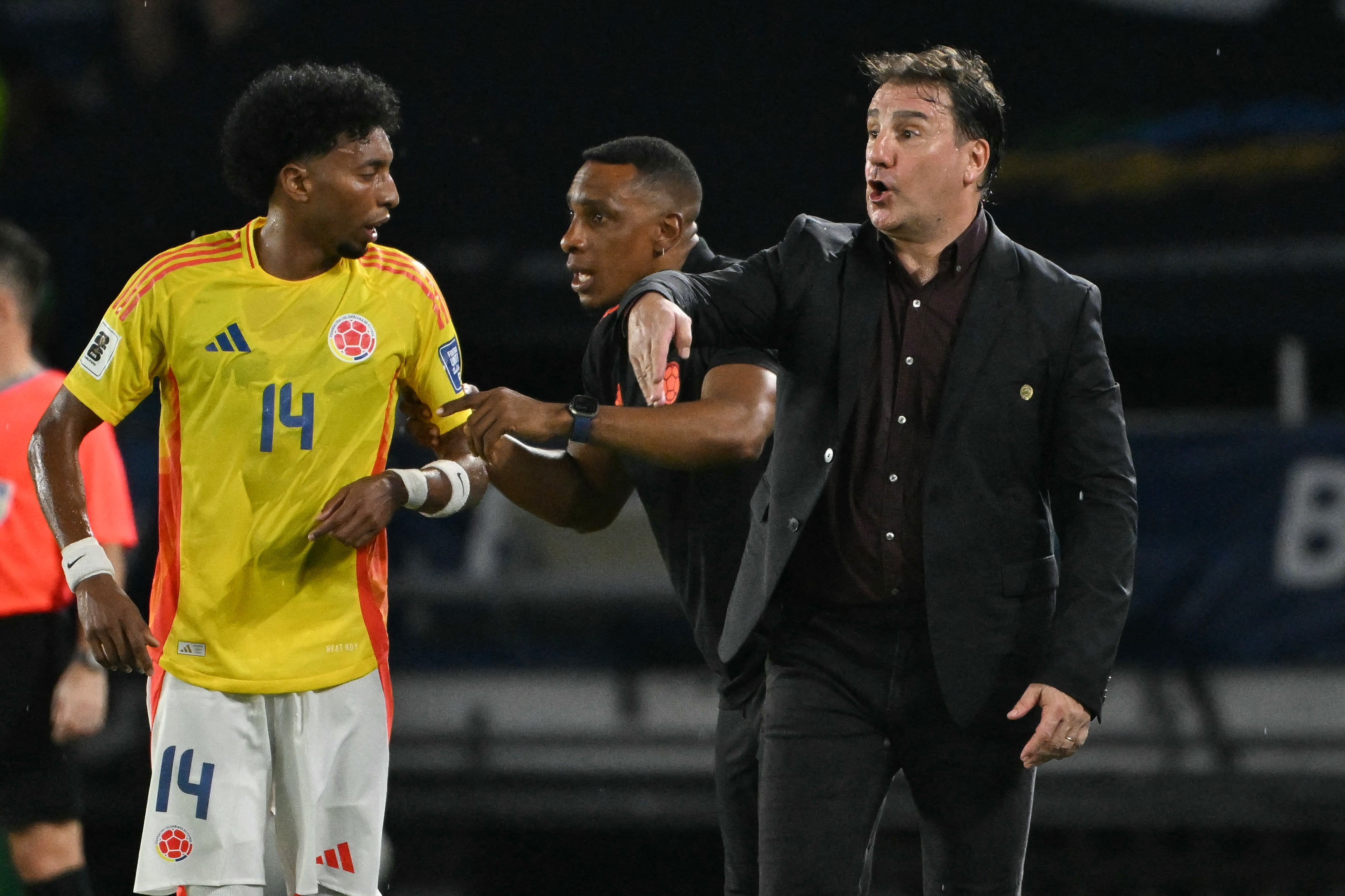 El entrenador argentino de Colombia, Néstor Lorenzo, reacciona durante el partido de las eliminatorias sudamericanas al Mundial de la FIFA 2026 entre Colombia y Bolivia en el estadio Metropolitano Roberto Meléndez en Barranquilla, Colombia, el 4 de septiembre de 2025. (Foto de Luis ACOSTA / AFP)