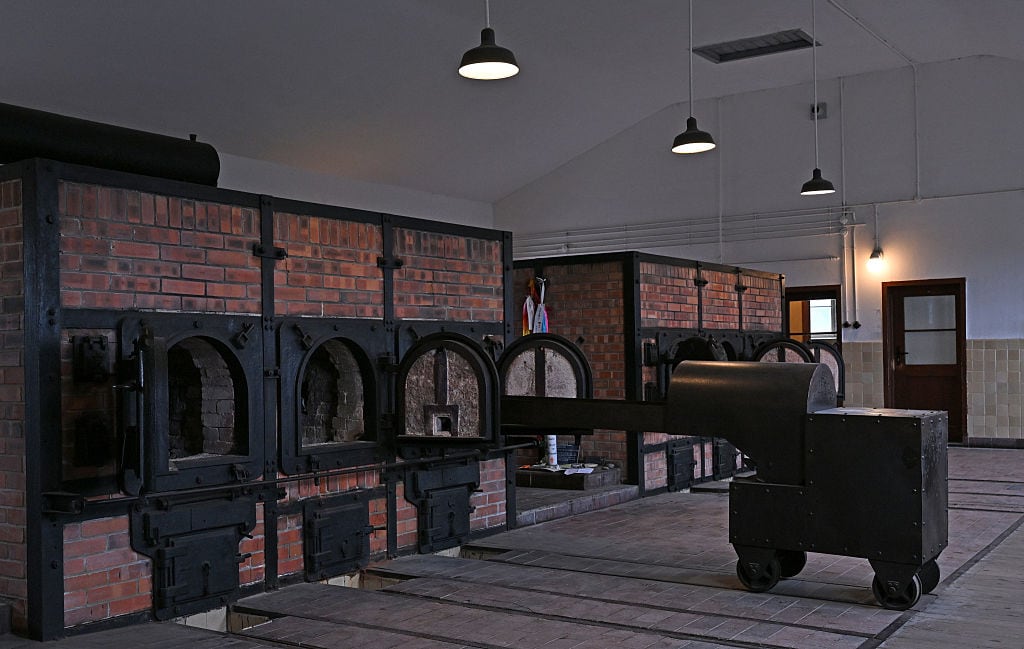 El crematorio en el antiguo campo de concentración de Buchenwald. El 11 de abril de 1945, las tropas estadounidenses liberaron a los supervivientes de los campos de concentración de Buchenwald y Mittelbau-Dora (Foto de Martin Schutt/Picture Alliance vía Getty Images)