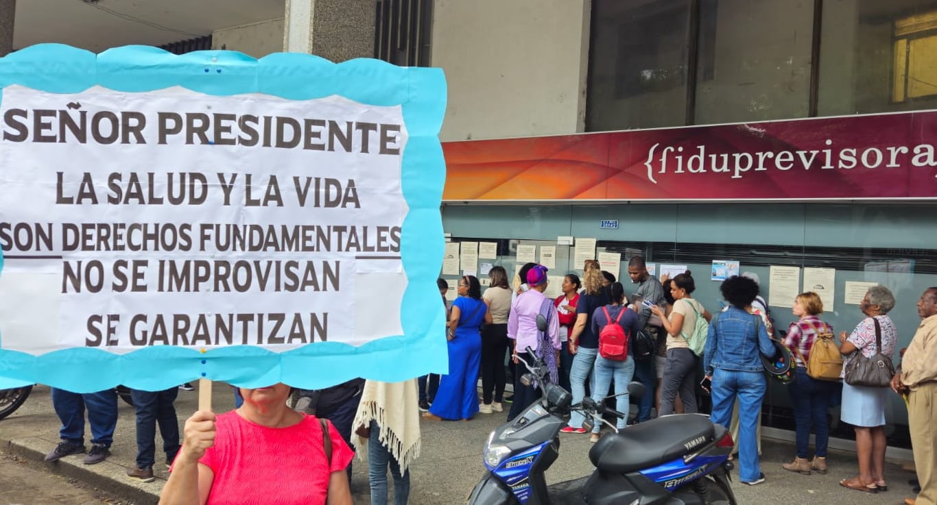 En las afueras del edificio de la Fiduprevisora, ubicado en el norte de Cali, se presentó una tensa situación por cuenta de un grupo de maestros que agolpó la entrada para solicitar medicamentos y la autorización de citas con especialistas.Fotos Raúl Palacios / El Pais / 21 de Mayo del 2023 Cali.