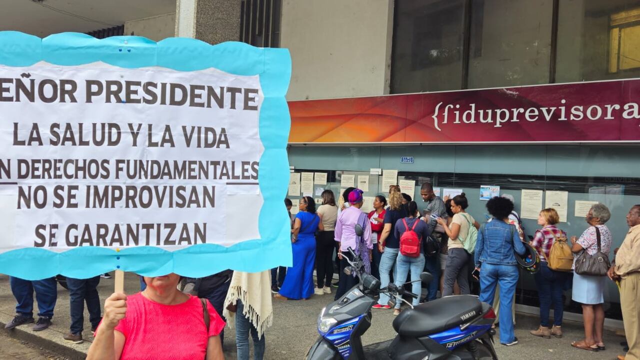 En las afueras del edificio de la Fiduprevisora, ubicado en el norte de Cali, se presentó una tensa situación por cuenta de un grupo de maestros que agolpó la entrada para solicitar medicamentos y la autorización de citas con especialistas.Fotos Raúl Palacios / El Pais / 21 de Mayo del 2023 Cali.