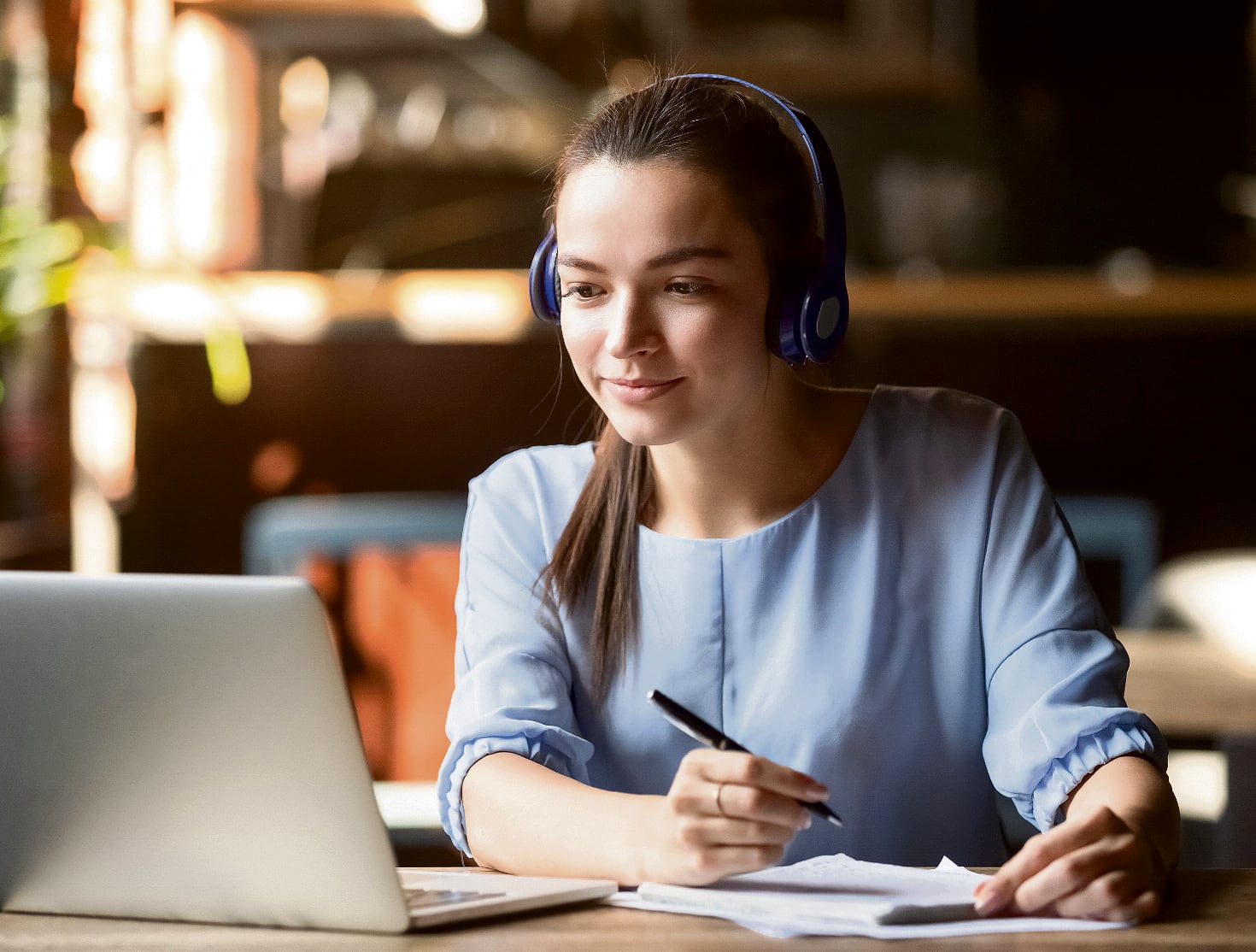El uso de las nuevas tecnologías ha permitido que sin importar la edad, sea posible estudiar. De esta manera, son muchas las plataformas virtuales que ofrecen cursos y programas de formación en línea.