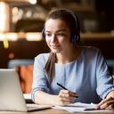 El uso de las nuevas tecnologías ha permitido que sin importar la edad, sea posible estudiar. De esta manera, son muchas las plataformas virtuales que ofrecen cursos y programas de formación en línea.