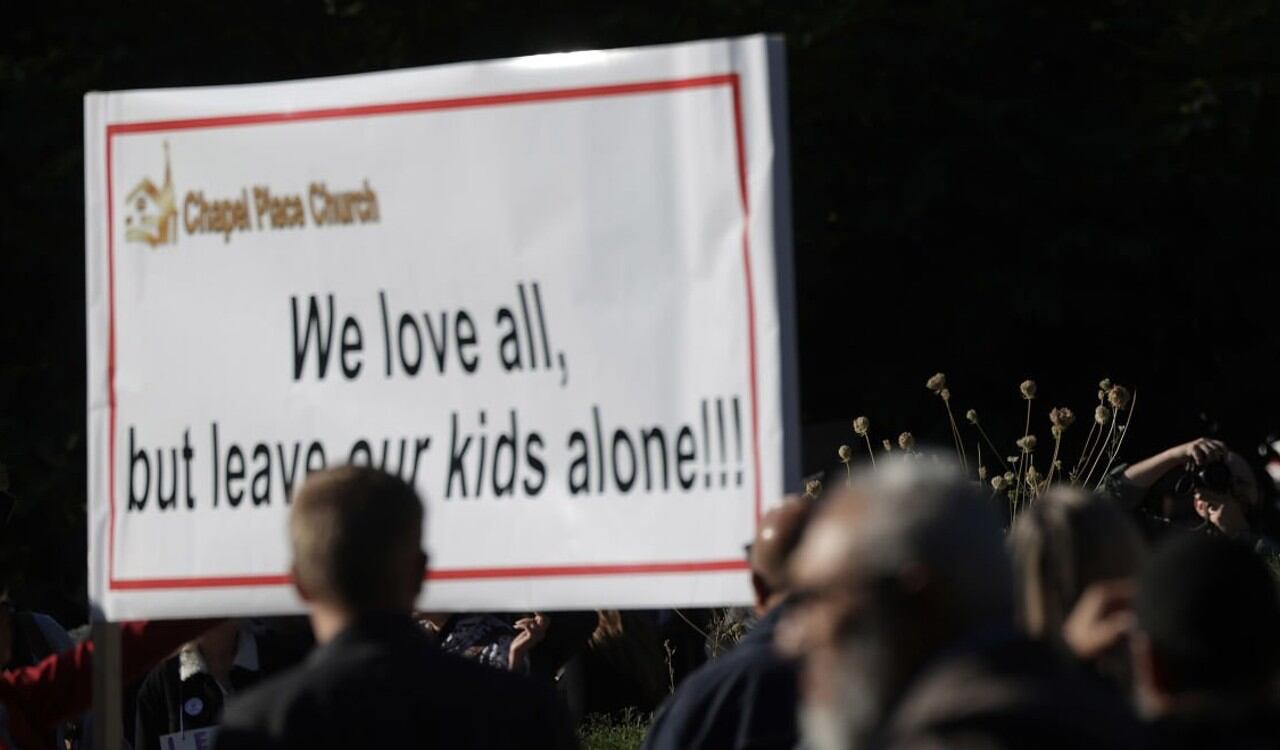 Varios ciudadanos de Canadá protestaron por la enseñanza de la identidad de género en los colegios del país