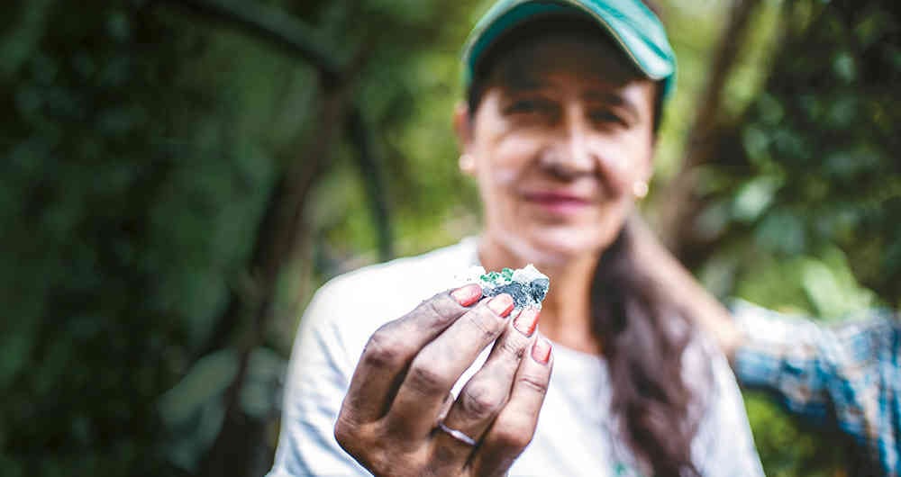 Las guaqueras son como hormigas obreras bajo toneladas de roca, tierra, cuarzo y esmeralda.