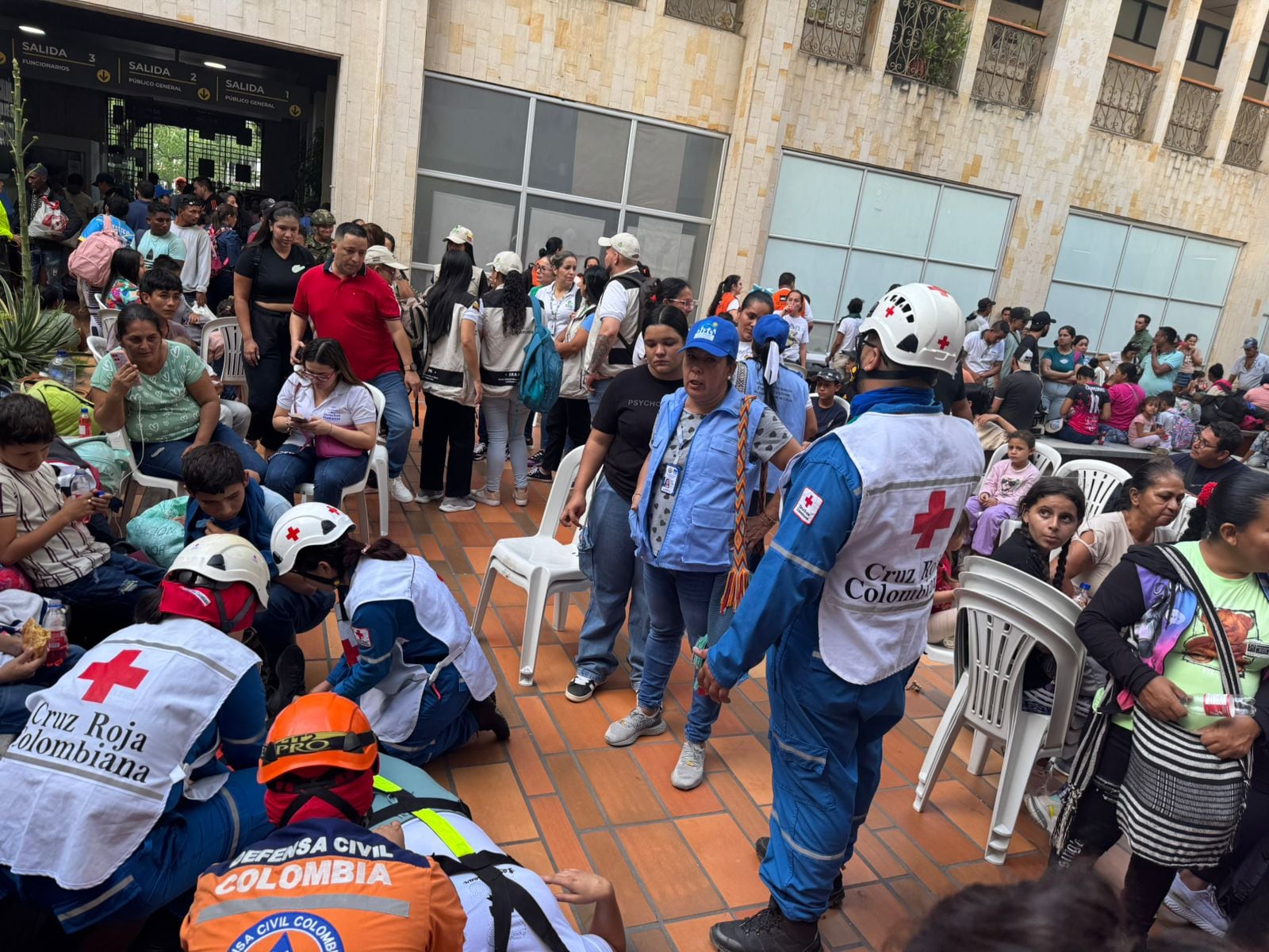 Familias desplazadas del Catatumbo son atendidas por organismos de socorro.