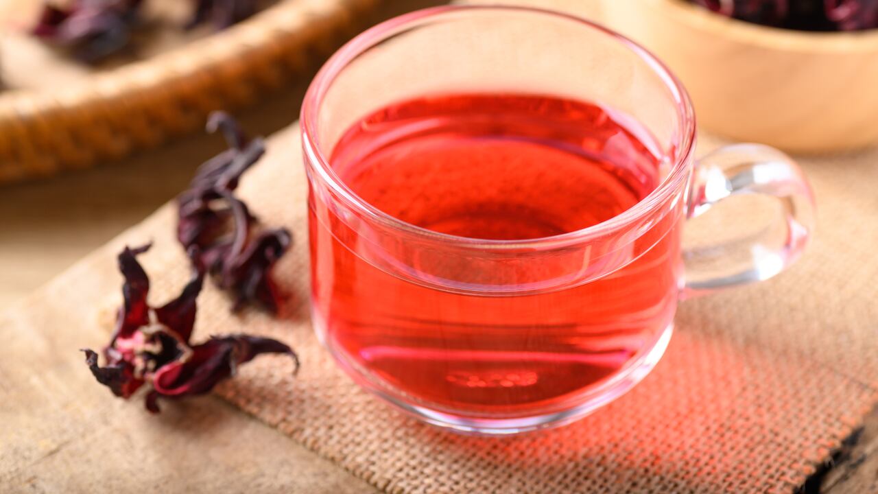 Al té de flor de jamaica se le confieren propiedades medicinales.