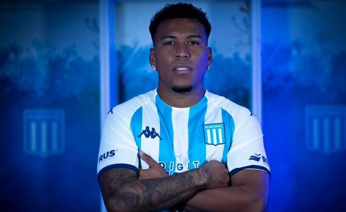 Roger Martínez con su nueva camiseta de Racing