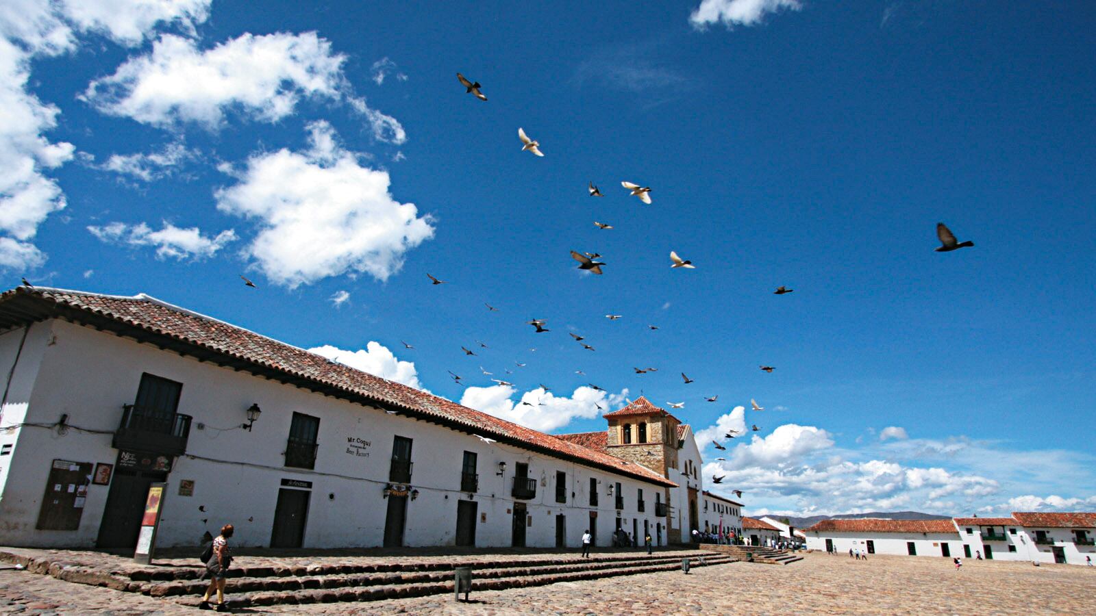 Villa de Leyva conocida por la gran Plaza Mayor en donde está la iglesia de Nuestra Señora del Rosario del siglo XVII y la Casa del Primer Congreso de las Provincias Unidas, donde se redactaron las nuevas leyes después de la independencia de 1812.
