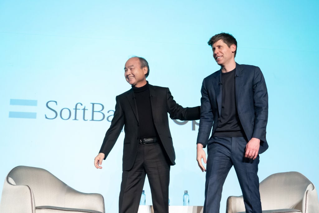 El proyecto "Cristal", firmado entre SoftBank y OpenAI, tiene como objetivo aplicar inteligencia artificial avanzada en empresas japonesas para mejorar la eficiencia operativa.