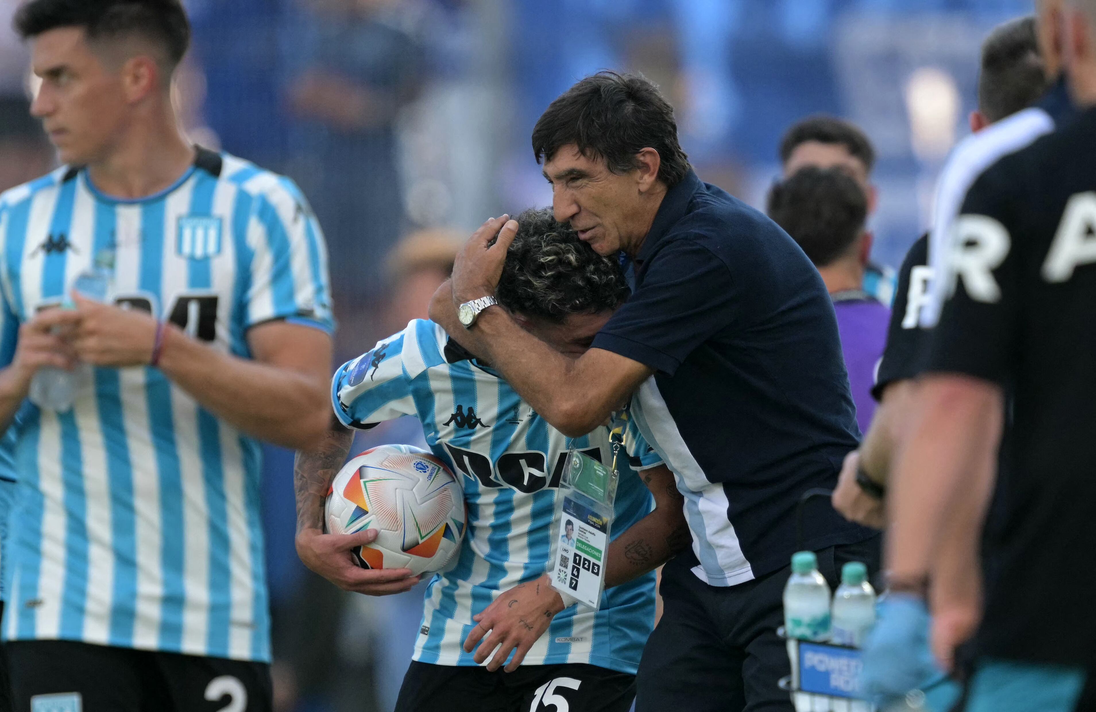 El defensa uruguayo de Racing #15 Gastón Martirena celebra con el entrenador de Racing Gustavo Costas después de marcar el primer gol de su equipo durante el partido de fútbol de la final de la Copa Sudamericana entre Racing de Argentina y Cruzeiro de Brasil en el estadio La Nueva Olla en Asunción el 23 de noviembre de 2024.