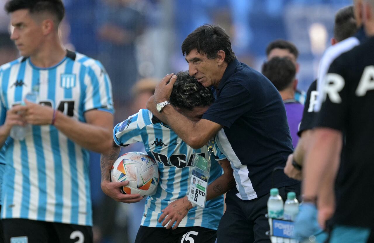 El defensa uruguayo de Racing #15 Gastón Martirena celebra con el entrenador de Racing Gustavo Costas después de marcar el primer gol de su equipo durante el partido de fútbol de la final de la Copa Sudamericana entre Racing de Argentina y Cruzeiro de Brasil en el estadio La Nueva Olla en Asunción el 23 de noviembre de 2024.