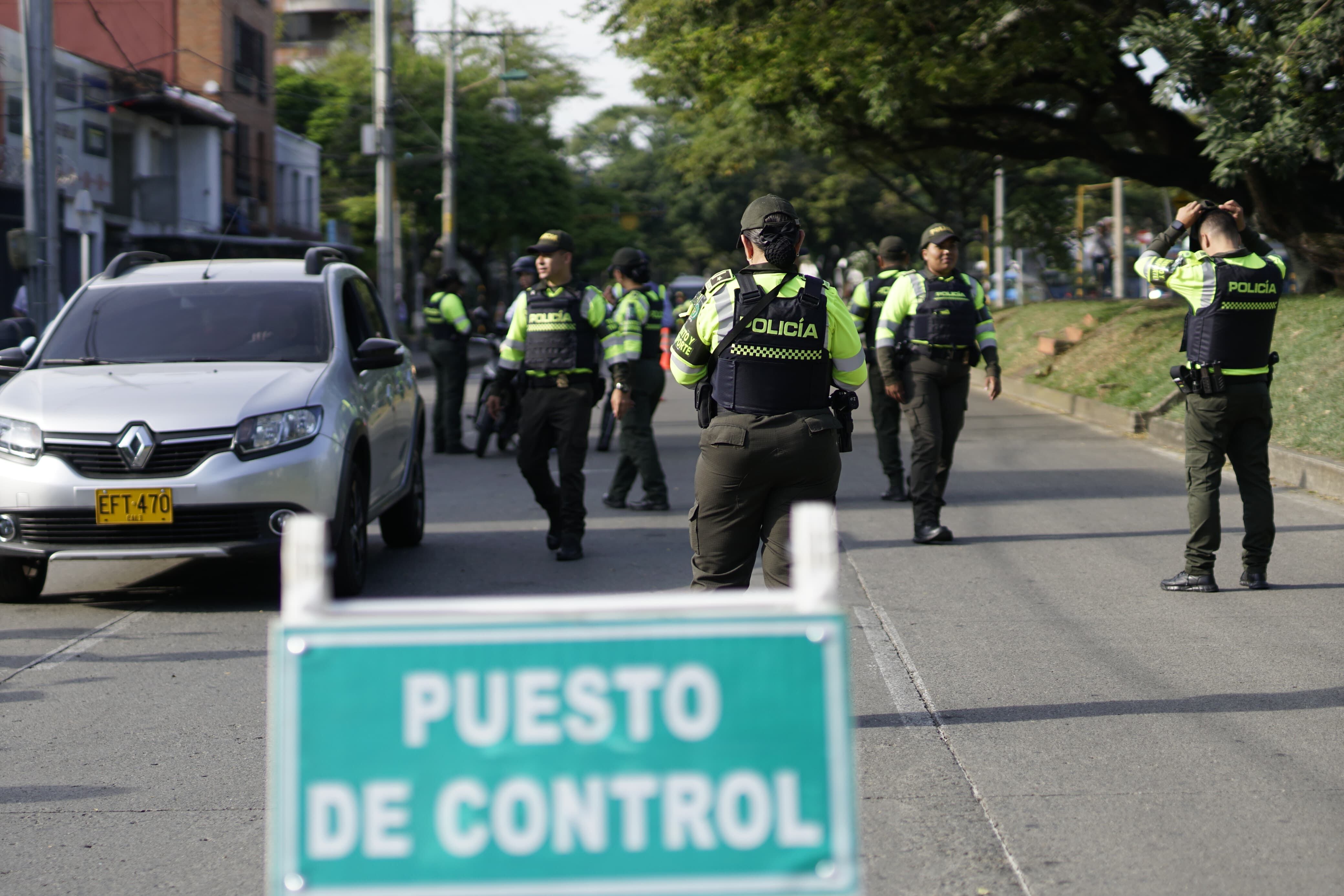 Operativos con los nuevos policias de transito. Del convenio con DITRA, en el sur de Cali. Foto Jorge Orozco / El País.