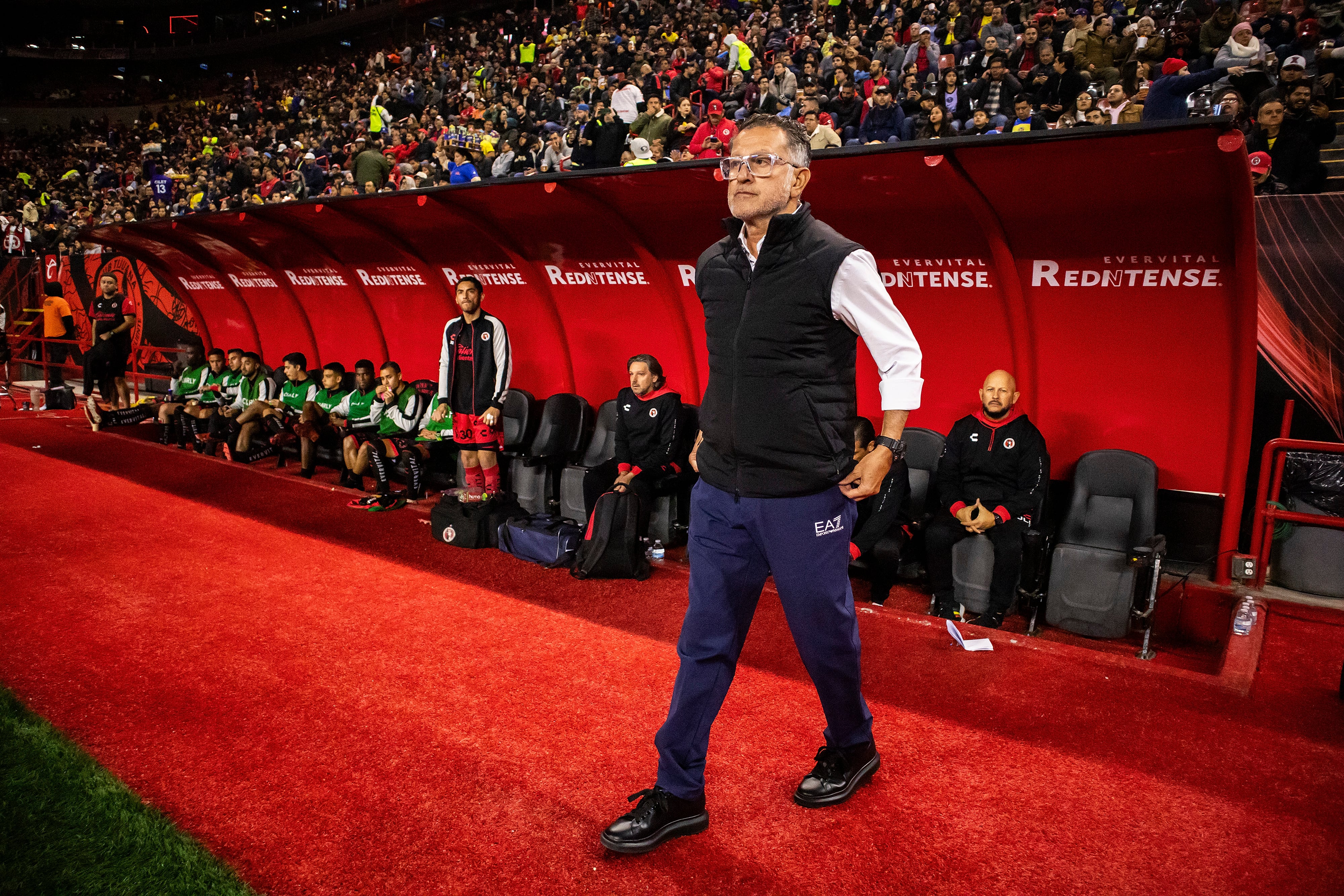 TIJUANA, MEXICO - NOVEMBER 21: Juan Carlos Osorio head coach of Tijuana looks on during the play-in match between Tijuana and America as part of the Torneo Apertura 2024 Liga MX at Caliente Stadium on November 21, 2024 in Tijuana, Mexico. (Photo by Francisco Vega/Getty Images)
