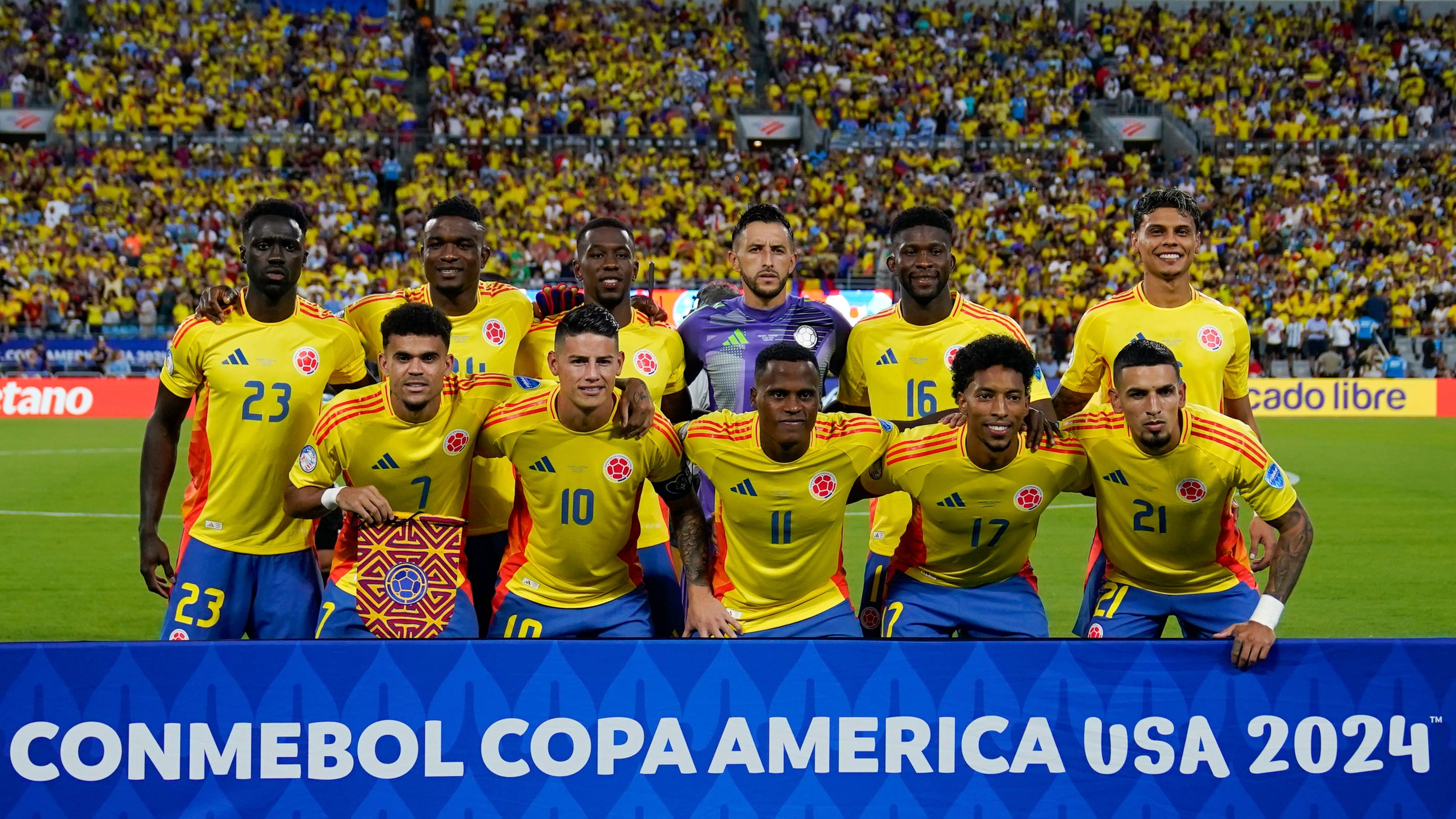 Los jugadores de Colombia posan para una fotografía del equipo antes del partido de semifinales de la Copa América contra Uruguay en Charlotte, Carolina del Norte, el miércoles 10 de julio de 2024. (Foto AP/Jacob Kupferman)