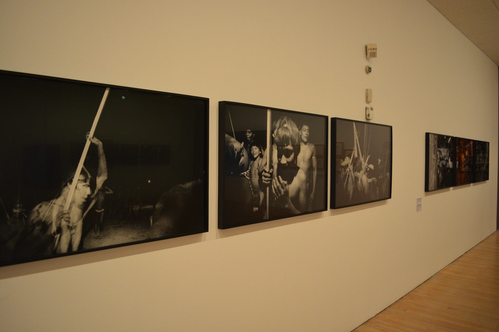 Imágenes de la exposición 'Claudia Andujar y la lucha Yanomami', en el MAMU.