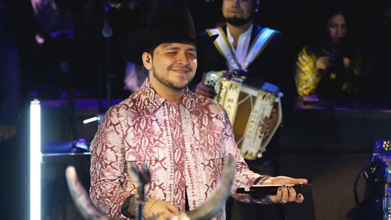 Christian Nodal, cantante mexicano que fue visto con otra mujer, luego de su ruptura con Belinda.