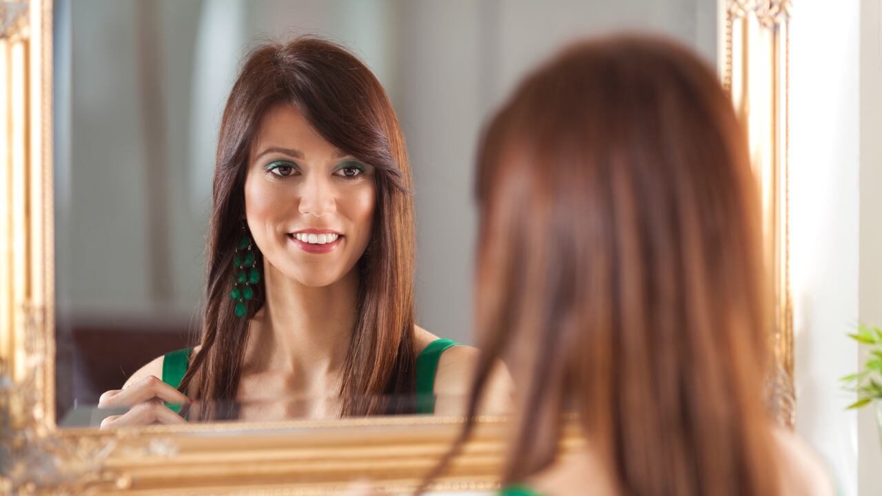 Mujer mirándose al espejo