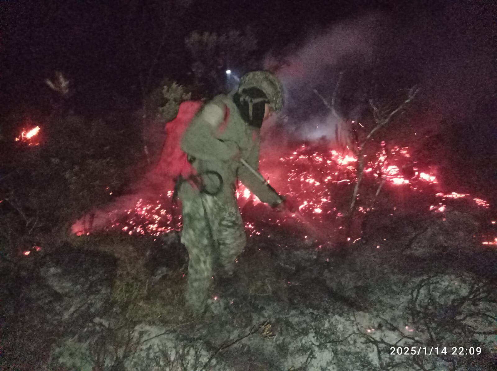 La Fuerza Pública en medio del incendió en el parque natural Chingaza.