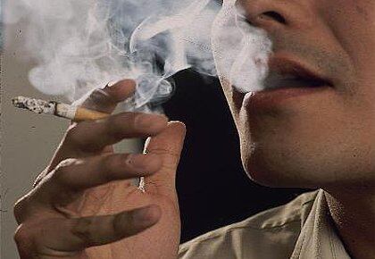 Los espacios libres de humo podrían llevar a buen término las intenciones de los fumadores de dejar el cigarrillo. 