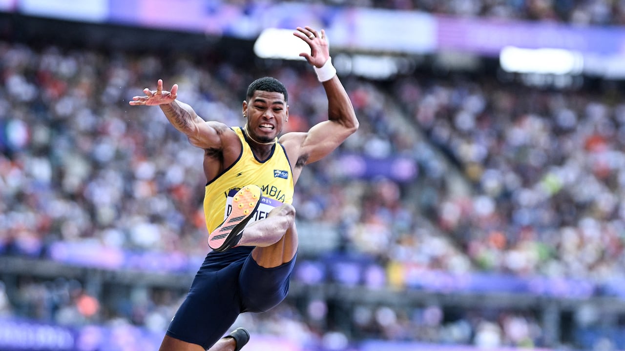 Colombia's Arnovis Dalmero competes in the men's long jump qualification of the athletics event at the Paris 2024 Olympic Games at Stade de France in Saint-Denis, north of Paris, on August 4, 2024. (Photo by Kirill KUDRYAVTSEV / AFP)