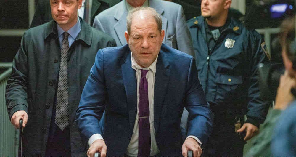 Weinstein suele llegar a la corte con caminador, mostrando un aspecto deteriorado y enfermo. Muchos han comparado esta imagen solitaria con sus épocas de gloria, cuando vivía rodeado de celebridades y poderosos.