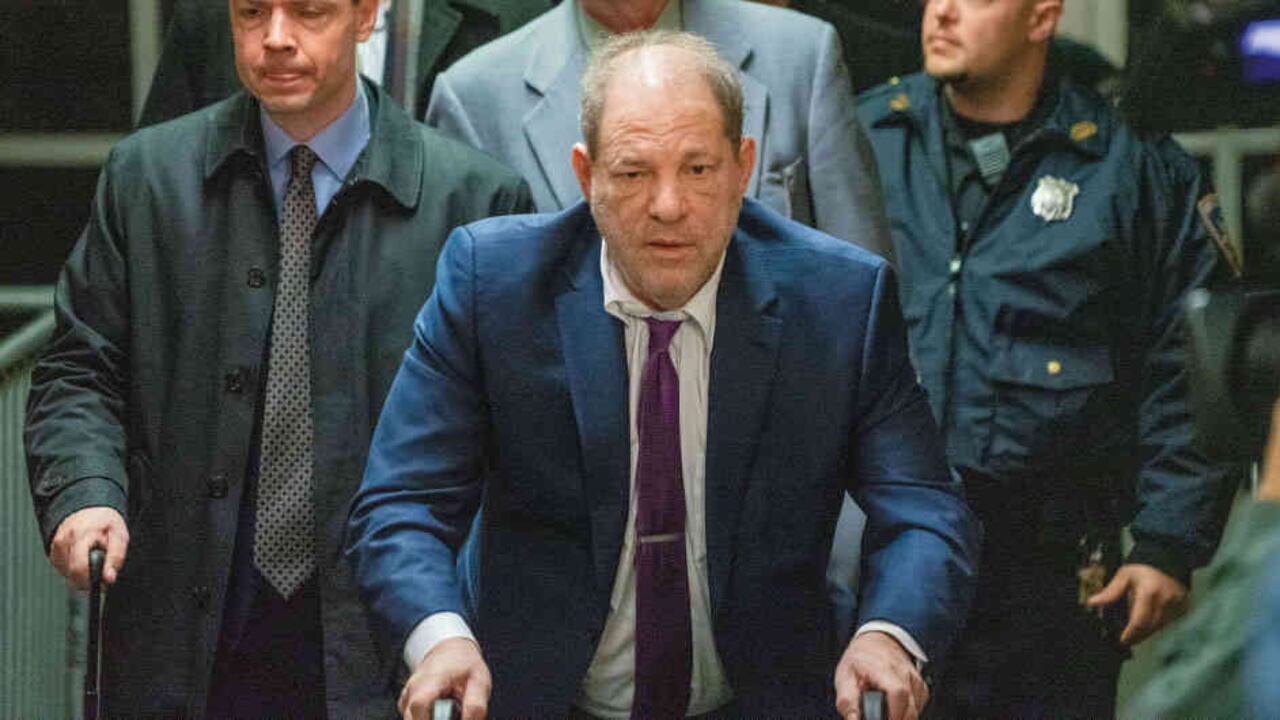 Weinstein suele llegar a la corte con caminador, mostrando un aspecto deteriorado y enfermo. Muchos han comparado esta imagen solitaria con sus épocas de gloria, cuando vivía rodeado de celebridades y poderosos.