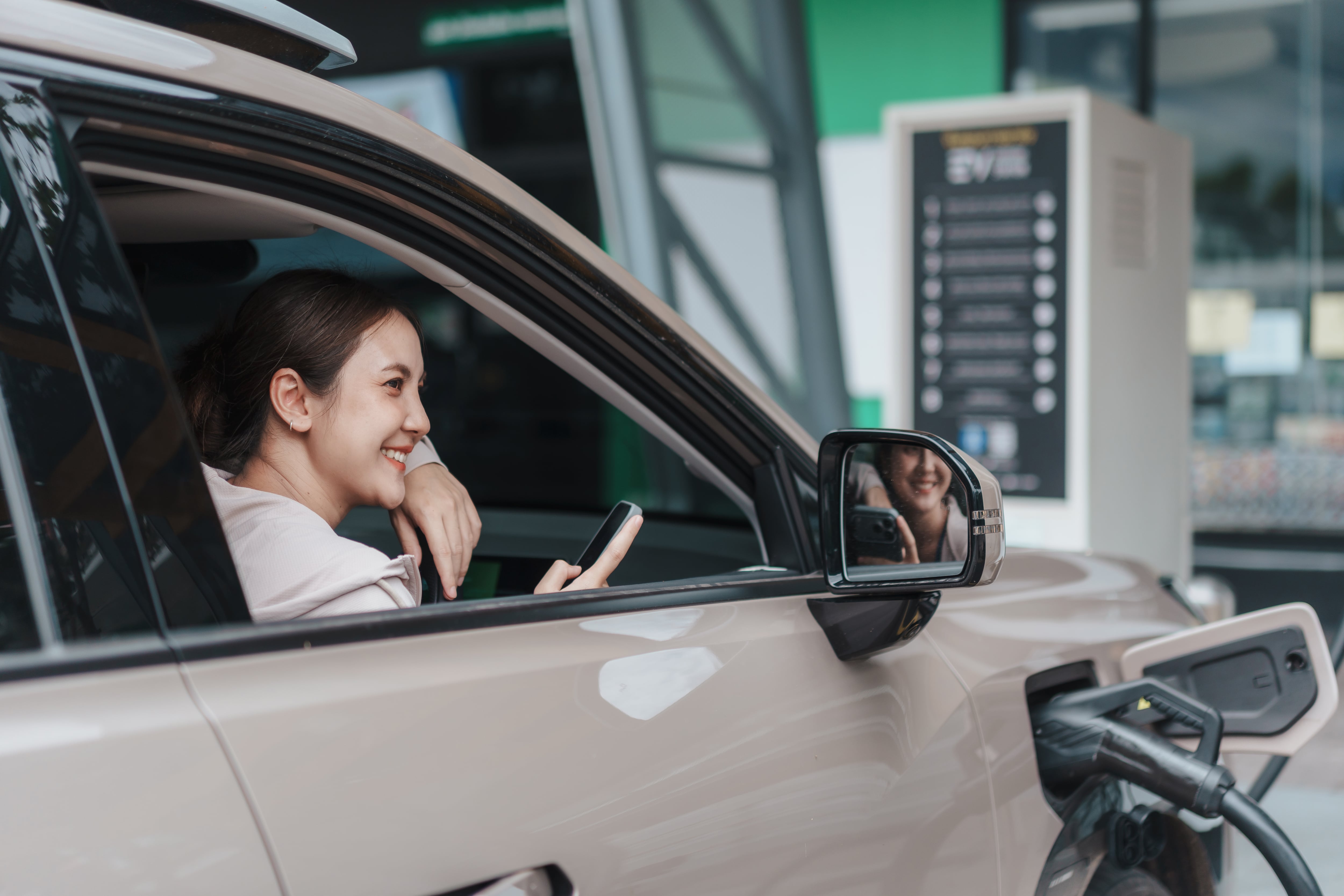 El SOC y el SOH permiten conocer diferentes aspectos relacionados con el estado de la batería de un carro eléctrico.
