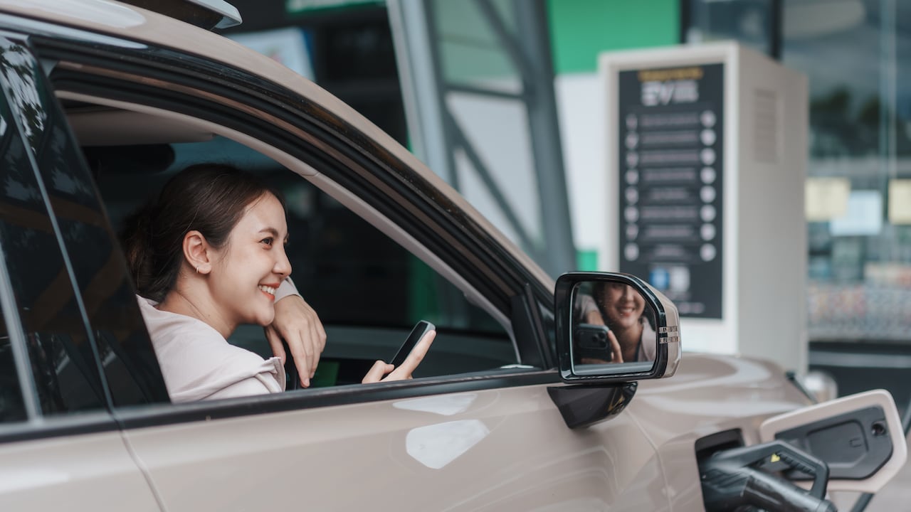 El SOC y el SOH permiten conocer diferentes aspectos relacionados con el estado de la batería de un carro eléctrico.