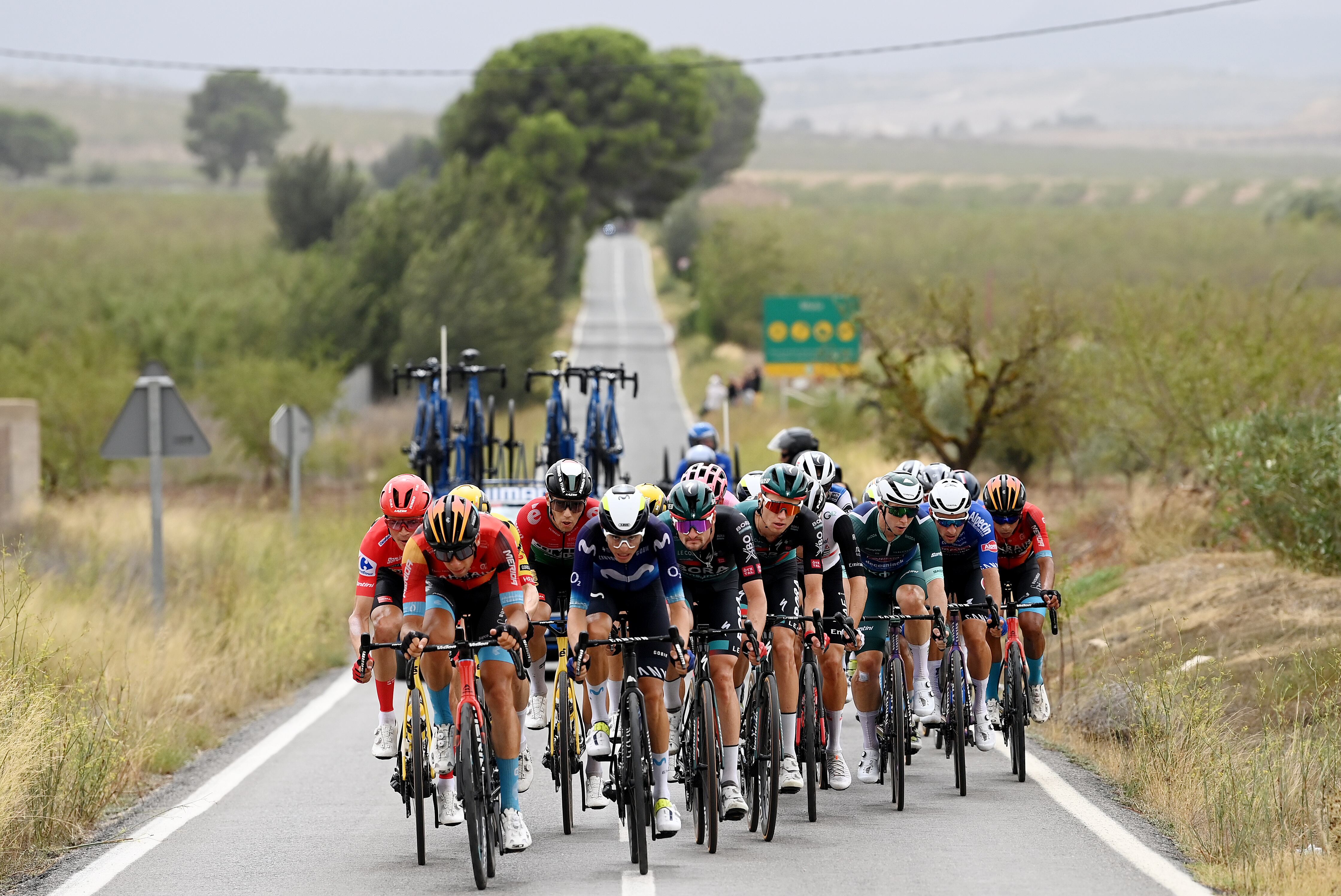 El grupo del líder luchando con el viento con abanicos.