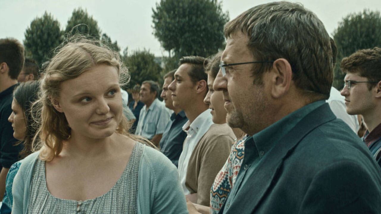 Los protagonistas de la película son Maria Victoria Dragus, ganadora de una palma de oro en Cannes por su actuación en ‘La cinta blanca’ (2009), y Adrian Titieni, uno de los actores rumanos con más trayectoria en el cine de su país durante los últimos años.