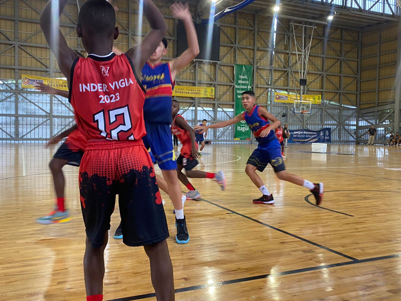12 niños salieron desde el municipio de Vigía del Fuerte, en el departamento de Chocó, para participar en un campeonato de baloncesto en Medellín.
