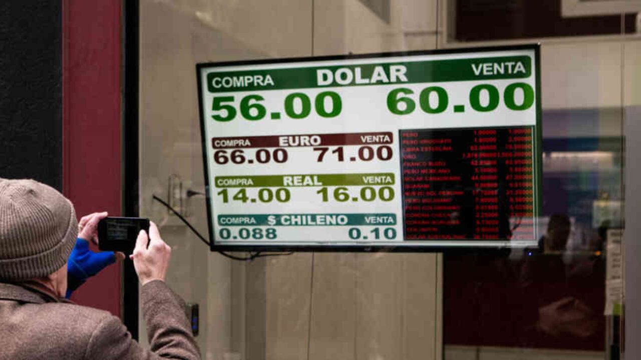 El dólar aumentó más del 30% tras los resultados electorales del domingo, pero aún queda ver qué poder tiene el gobierno para controlarlo. Foto: Getty Images/BBC