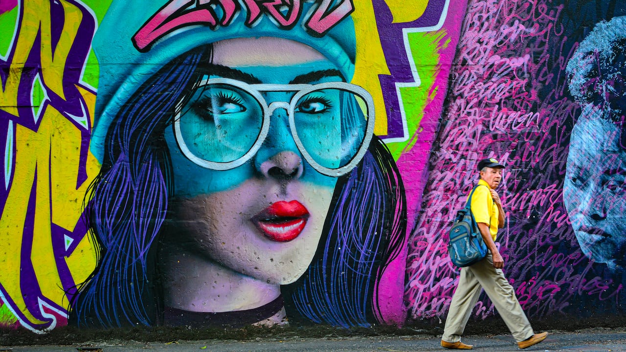 La gente de Cali es alegre, habla duro, tiene acento especial, heredado de los antepasados españoles, que reemplaza la J por la S y la N por la M, dice “ve”, “oís”, “mirá”, “vistes”.