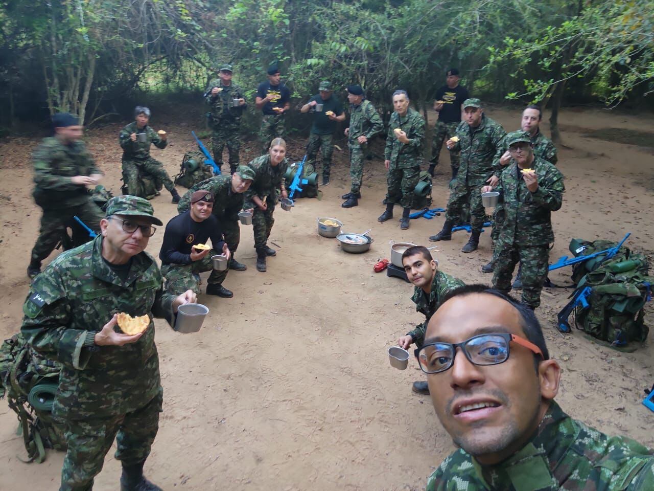 Algunos de los integrantes al curso. Al fondo, la alcaldesa Claudia López.