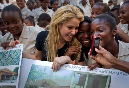 La cantante Shakira, se toma una foto con los estudiantes del colegio público "Elie Dubois", durante una ceremonia en la cual la Fundación Pies Descalzos de la colombiana dio una donación de USD 800.000 para la reconstrucción de dicho colegio.