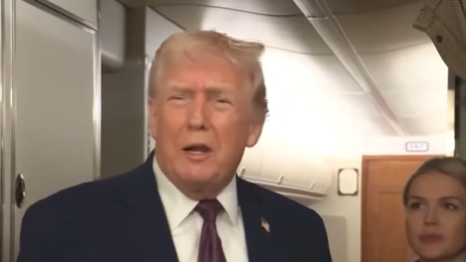 Donald Trump habla con periodistas a bordo del Air Force One, donde minimizó la capacidad defensiva de Groenlandia y reavivó la tensión diplomática con Dinamarca.