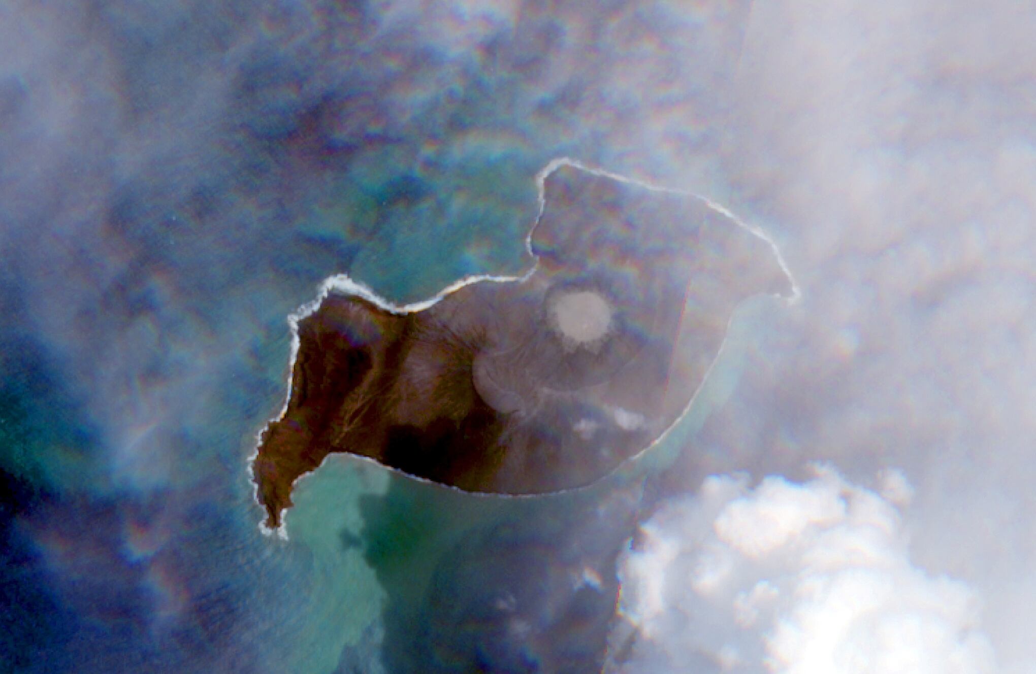 satélite muestran la erupción de Tonga