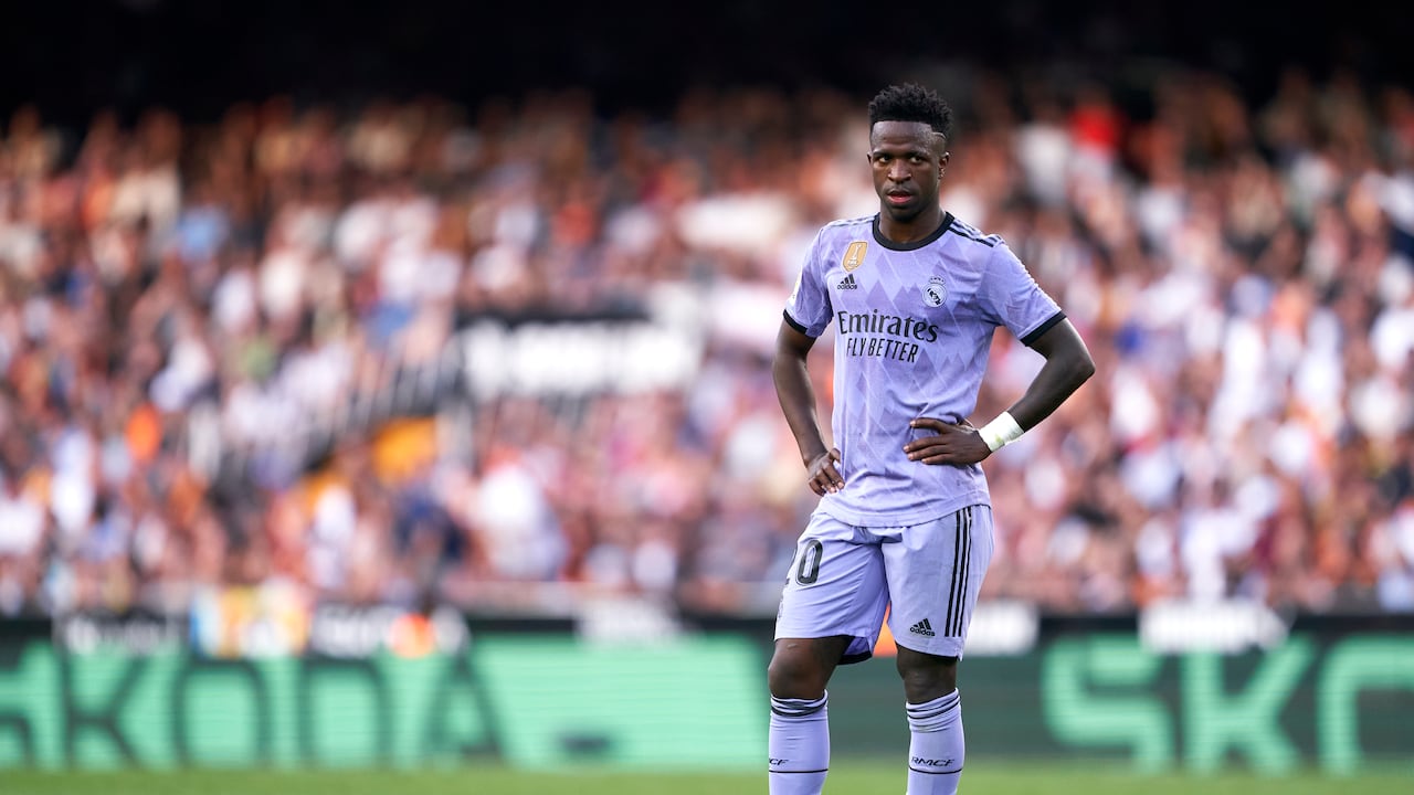 Vinicius Junior mirando a la grada mientras lo insultan.